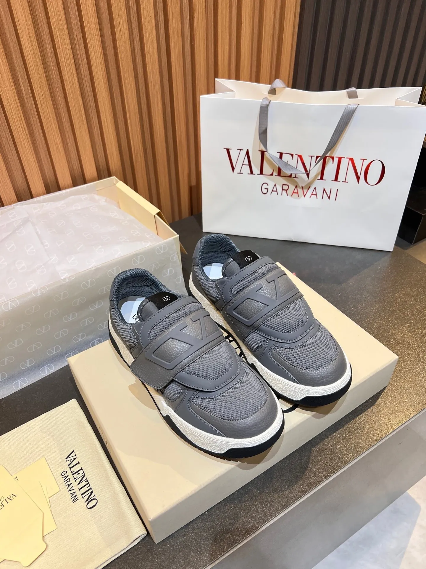 Men's men's shoes 💰760 VLTN Valentin 𝑶𝒏𝒆𝑺𝒕𝒖𝒅 Couple's sneaker series Valentino 2025 new couple's sneakers are on sale. The original ZP purchased and disassembled. Repeated pattern making and modification. The strength must be restored one to one! Top luxury masterpiece Velcro design Soft and comfortable imported calfskin 🧧brings excellent and elegant texture and excellent on-foot comfort Top purchasing version upper: imported calfskin surface/original oil edge craftsmanship Inner: water-dyed cowhide lining Outsole: original development 𝐓𝐏𝐔 two-color combination outsole Packaging: original configuration complete package Code number: 35-46 (45 46 customized)